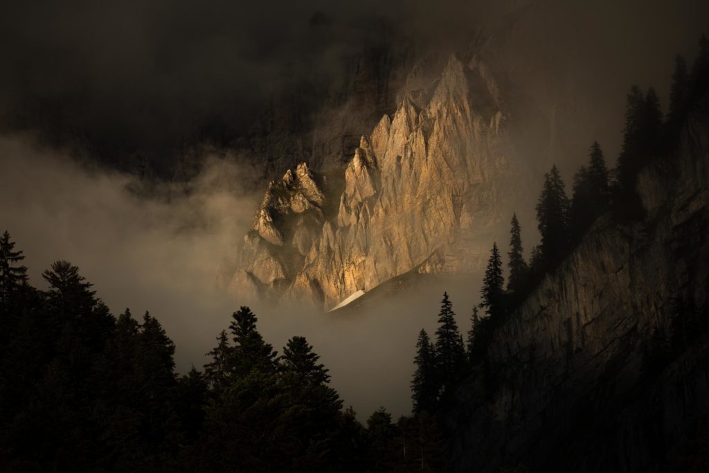 Ambiance sombre et dramatique sur les falaises du massif des Fiz, entre les Aiguilles de Varan et la T&ecirc;te du Colonney, au-dessus de Sallanches (Haute-Savoie). Photographie Alexandre Deschaumes.