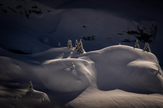 Reliefs veloutés de neige – Sous les Dents d’Oddaz Reliefs de neige veloutée éclairés par une lumière rasante sous les Dents d’Oddaz, vus depuis la Tête de Bostan dans le massif du Haut-Giffre (Samoëns, Haute-Savoie) – photographie Alexandre Deschaumes