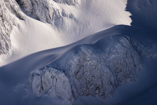 Textures de neige et givre – Dents Blanches depuis la Tête de Bostan Reliefs de neige sculptée par le vent et falaises givrées des Dents Blanches observées depuis la Tête de Bostan, massif du Haut-Giffre (Samoëns, Haute-Savoie) – photographie Alexandre Deschaumes