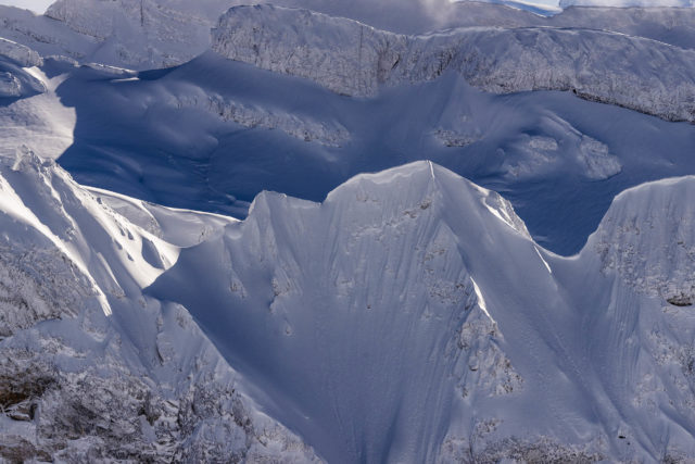 Arêtes enneigées des Dents d’Oddaz – Haut-Giffre Arêtes et couloirs enneigés des Dents d’Oddaz sous un plâtrage hivernal intense, vus depuis la Tête de Bostan dans le massif du Haut-Giffre, Samoëns (Haute-Savoie)