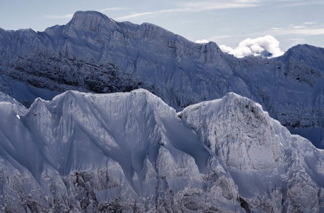 Dents d’Oddaz givrées – Haut-Giffre Falaises et couloirs enneigés des Dents d’Oddaz recouverts de givre et de neige, vus depuis la Tête de Bostan dans le massif du Haut-Giffre, Samoëns (Haute-Savoie)