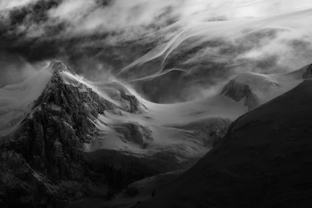 Mont Maudit massif du Mont-Blanc noir et blanc, nuages orographiques &ndash; photo Alexandre Deschaumes