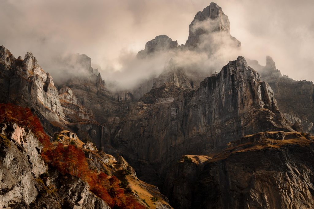 Massif du Haut Giffre, contreforts du Tenneverge et Corne du Chamois, Sixt-Fer-&agrave;-Cheval. Lumi&egrave;re d&rsquo;automne tamis&eacute;e avec brumes.