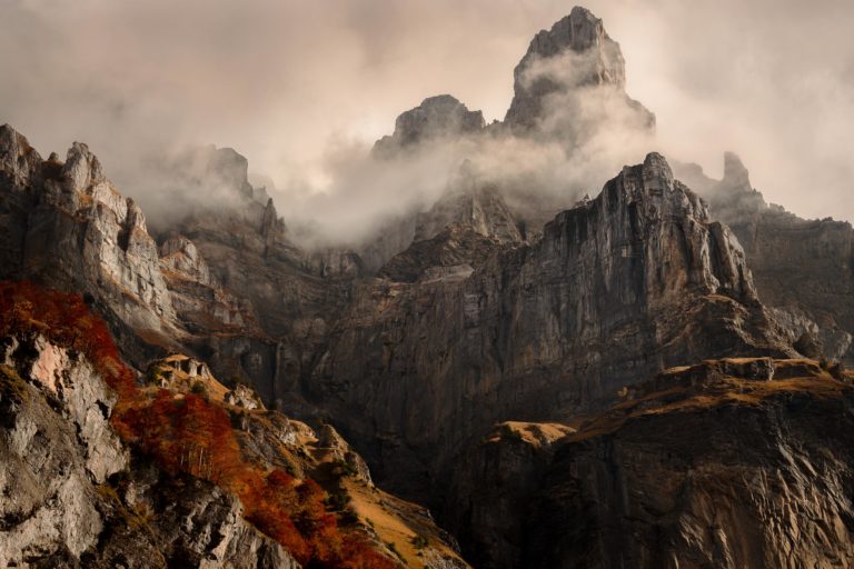 Massif du Haut Giffre, contreforts du Tenneverge et Corne du Chamois, Sixt-Fer-&agrave;-Cheval. Lumi&egrave;re d&rsquo;automne tamis&eacute;e avec brumes.