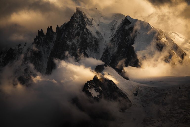 Aiguilles du Diable et Mont Blanc du Tacul, massif du Mont-Blanc vus depuis le refuge du Couvercle, Chamonix. Lumi&egrave;re dramatique de fin de journ&eacute;e.