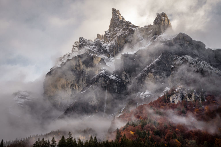 Massif du Haut-Giffre sous la neige et la brume en automne &ndash; Tenneverge et Corne du Chamois dans le cirque du Fer &agrave; Cheval &ndash; Alexandre Deschaumes
