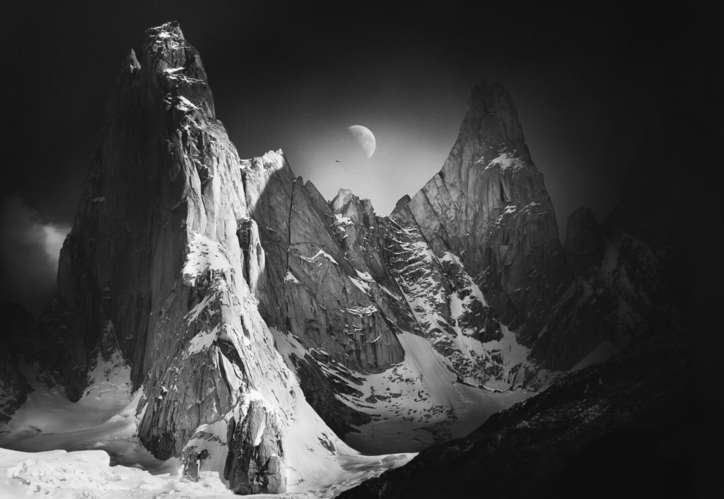 Photo noir et blanc d&rsquo;Alexandre Deschaumes &ndash; Condors des Andes et lever de lune sur les aiguilles Raphael et Saint-Exupery, parc Los Glaciares, Patagonie Argentine
