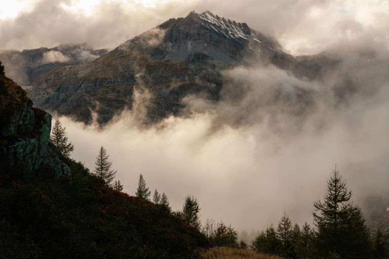 Pointe de la Finive au-dessus du lac d&rsquo;&Eacute;mosson, envelopp&eacute;e de brumes vesp&eacute;rales et de couleurs automnales. Photographie d&rsquo;Alexandre Deschaumes.