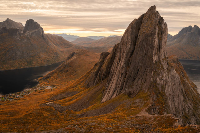 Le mont Segla dominant les fjords de Senja en Norv&egrave;ge, en automne