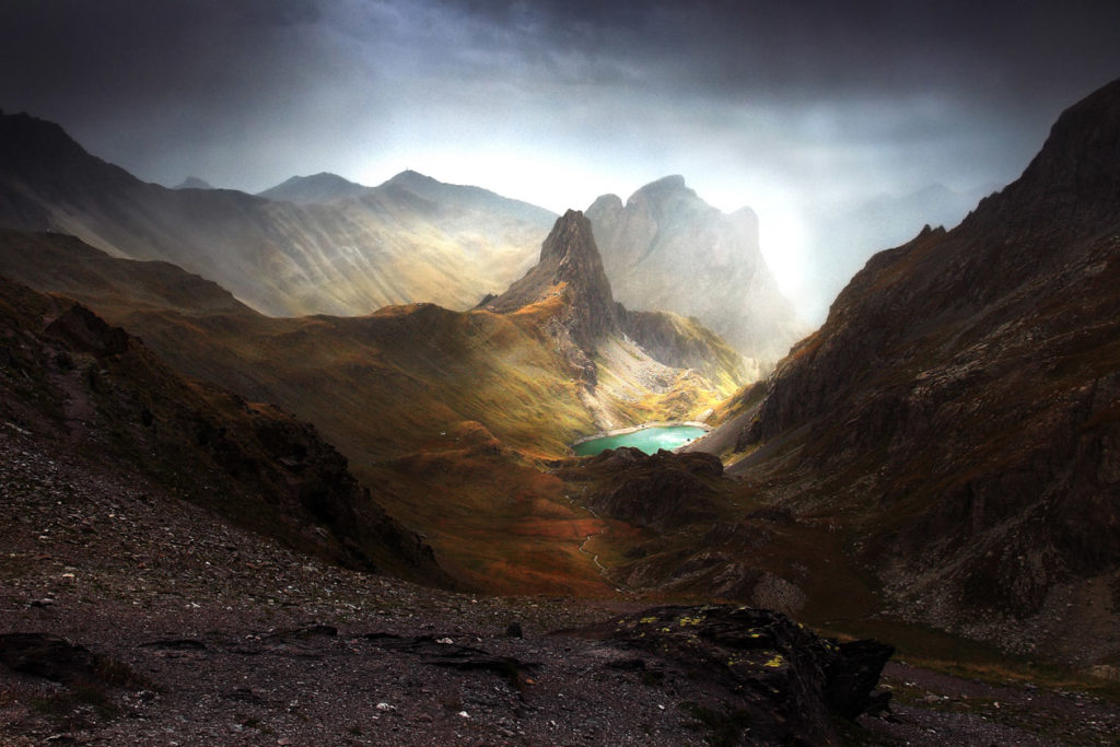 Vue spectaculaire sur le Grand Lac du Mon&ecirc;tier et les ar&ecirc;tes de la Bruy&egrave;re, Hautes-Alpes. Lumi&egrave;re dramatique et ambiance &eacute;th&eacute;r&eacute;e, massif des Cerces.