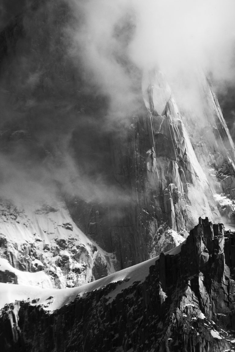 fitz roy myst&eacute;rieux vertical detail rocher noir et blanc vertical