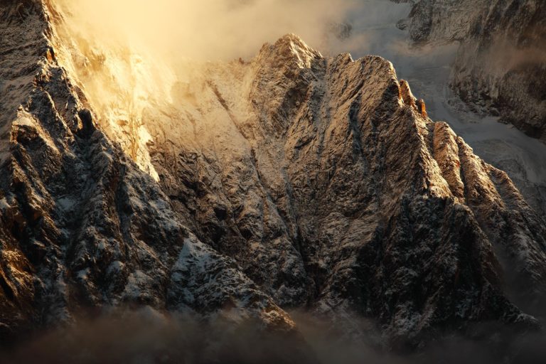 grandes jorasses italie courmayeur montagne or texture d&eacute;tail