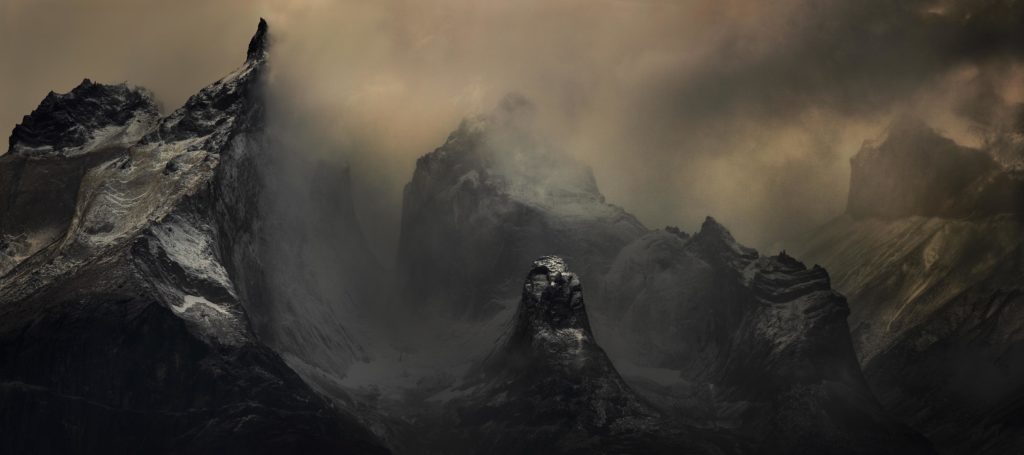 Cuernos del Paine, massif Torres del Paine en Patagonie, Chili. Lumi&egrave;re fantomatique apr&egrave;s la temp&ecirc;te, condor des Andes visible dans la sc&egrave;ne.