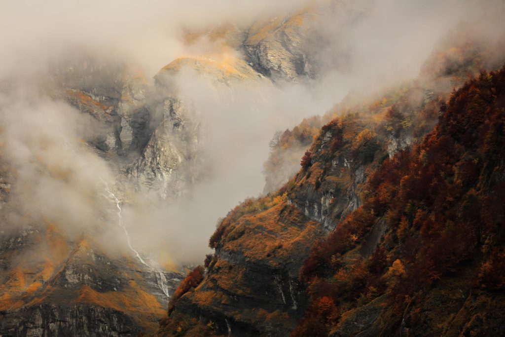 Bout du Monde, cirque du Fer-&agrave;-Cheval &agrave; Sixt-Fer-&agrave;-Cheval, for&ecirc;t automnale et brume, photographie d&rsquo;Alexandre Deschaumes.