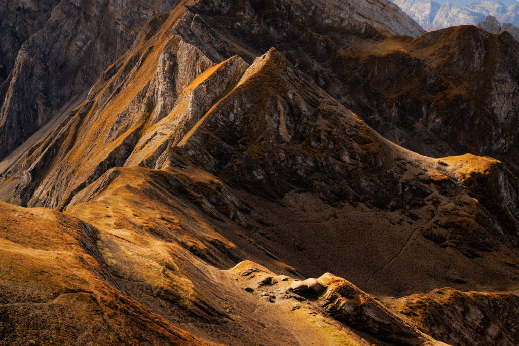 lumi&egrave;re dor&eacute;e sur les flancs des Aravis depuis l&rsquo;Ambrevetta, Haute-Savoie, en automne