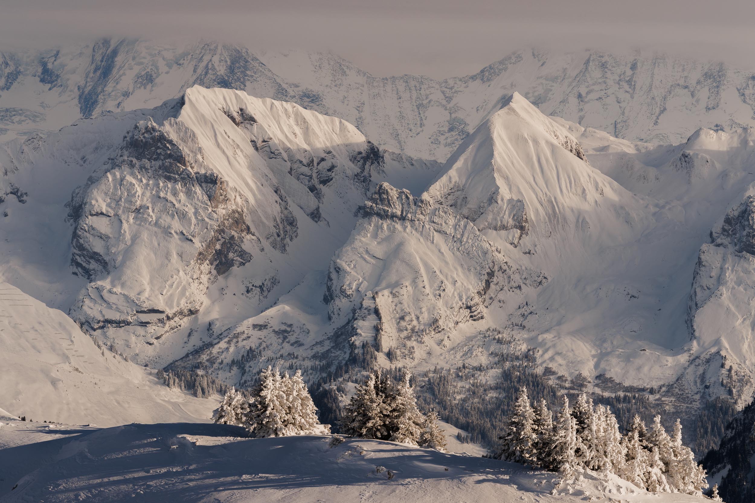 Paysage hivernal des Aravis vu depuis la Pointe de Sous Dine, avec le Mont Fleuri et le Tardevant sous la neige, Haute-Savoie, Alexandre Deschaumes