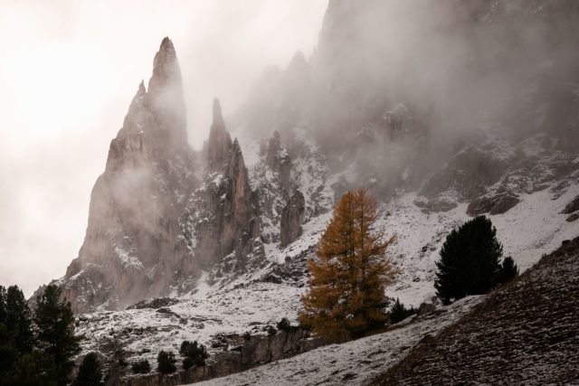 Pics dans la brume – Vallée de la Clarée, Hautes-Alpes Pics rocheux dans la brume en Vallée de la Clarée, Hautes-Alpes