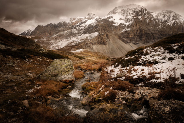 Ruisseau vers le Lac du Peyron – Chaînon du Thabor Ruisseau montant vers le Lac du Peyron avec la Cime de la Planette et Roche Bernaude dans le chaînon du Thabor, Hautes-Alpes