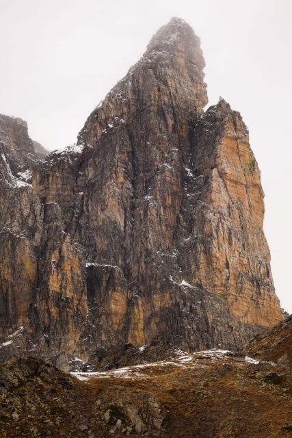 Le Cheval Blanc – Massif du Thabor Face rocheuse du Cheval Blanc près du lac du Peyron, massif du Thabor, Hautes-Alpes
