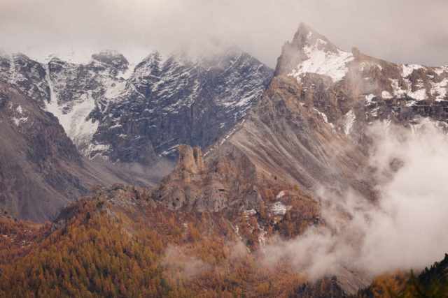 Brumes sur les crêtes – Haut Briançonnais Massif des Cerces sous la brume – Haut Briançonnais