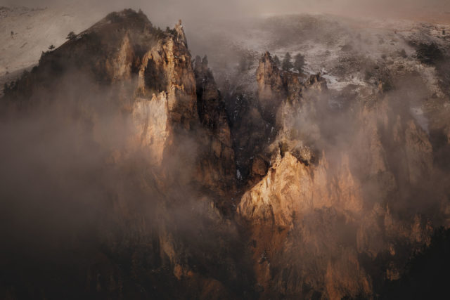 Roches dans la brume – Région de Cervière, Briançonnais Rochers escarpés dans la brume près de Cervière, Hautes-Alpes