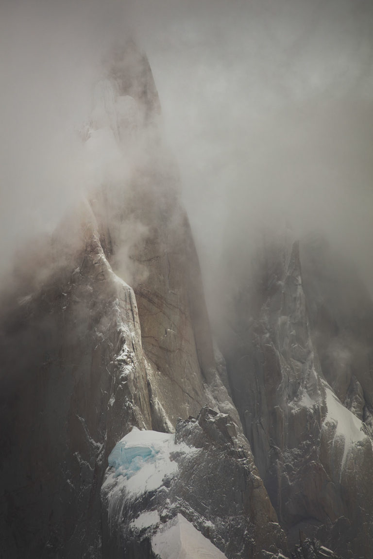 cerro-torre-vertical-argentine-patagonie-brume