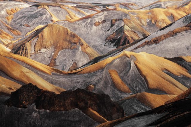 Landmannalaugar Islande detail texture abstrait collines or argent